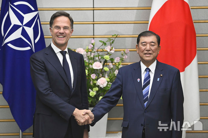 [도쿄=AP/뉴시스] 이시바 시게루 일본 총리(오른쪽)와 마르크 뤼터 북대서양조약기구(NATO·나토) 사무총장이 9일 일본 도쿄 총리관저에서 회담에 앞서 악수하고 있다. 양측은 1시간여 회담에서 방위 협력을 강화하기로 합의했다. 2025.04.10.