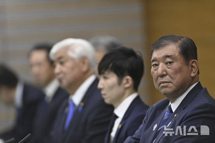 [도쿄=AP/뉴시스] 이시바 시게루(石破茂) 일본 총리는 21일 태평양 전쟁 A급 전범이 합사된 야스쿠니(靖国) 신사에 공물을 봉납했다. 사진은 지난 9일 도쿄 총리 관저에서 마르크 뤼터 북대서양조약기구(NATO·나토) 사무총장과 회담하는 이시바 총리의 모습. 2025.04.21.