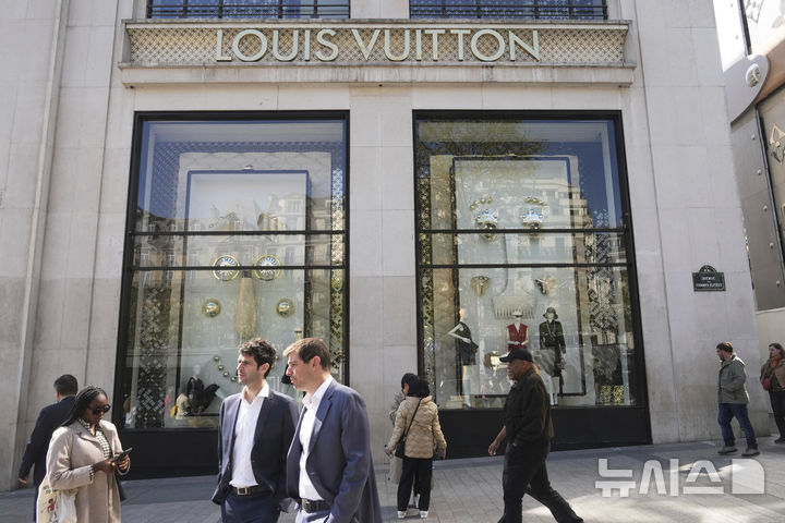 [파리=AP/뉴시스] 25일(현지 시간) 월스트리트저널에 따르면 유럽 명품 업계는 '명품 브랜드의 미국 생산'은 말이 안 되는 일이라고 했지만, 트럼프발 관세 정책은 이를 압박하고 있다. 사진은&nbsp; 파리에서 사람들이 루이비통 플래그십 스토어 앞을 지나가고 있는 모습. 2025.05.26.