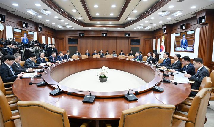 [서울=뉴시스] 최상목 경제부총리 겸 기획재정부 장관은 9일 오전 정부서울청사에서 경제관계장관회의 겸 산업경쟁력강화 관계장관회의를 주재하고 있다. (사진 = 기재부 제공) 2025.04.09. *재판매 및 DB 금지