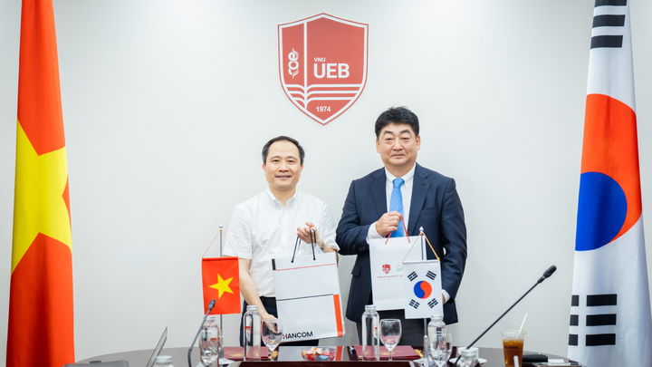 (왼쪽부터) 르 쭝 타잉 국립경제대학교 총장, 진성식 한컴 CRO가 기념촬영하고 있다. (사진=한컴 제공) *재판매 및 DB 금지