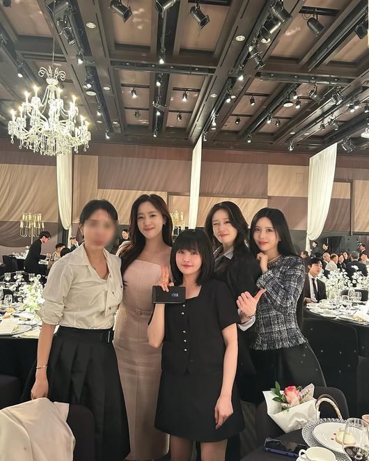 [서울=뉴시스] 그룹 '티아라' 멤버들이 효민 결혼식에 참석해 우정을 뽐냈다. (사진=이은아 인스타그램 캡처) 2025.04.08. photo@newsis.com   *재판매 및 DB 금지