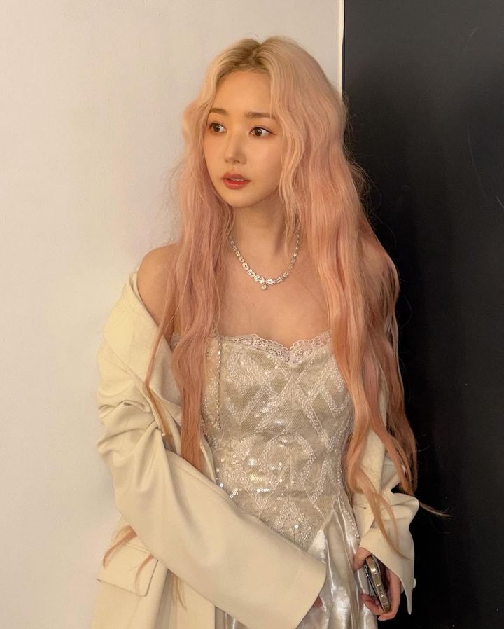 [서울=뉴시스] 배우 박민영이 머리카락을 탈색한 근황을 전했다. (사진=박민영 인스타그램 캡처) 2025.04.09. photo@newsis.com *재판매 및 DB 금지