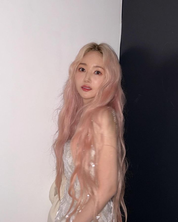 [서울=뉴시스] 배우 박민영이 머리카락을 탈색한 근황을 전했다. (사진=박민영 인스타그램 캡처) 2025.04.09. photo@newsis.com *재판매 및 DB 금지