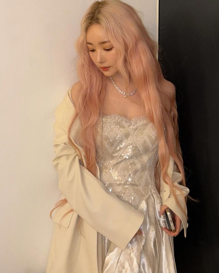 [서울=뉴시스] 배우 박민영이 머리카락을 탈색한 근황을 전했다. (사진=박민영 인스타그램 캡처) 2025.04.09. photo@newsis.com *재판매 및 DB 금지