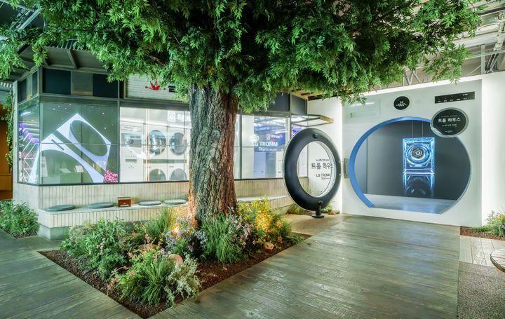 [서울=뉴시스]LG전자가 서울 동대문구 경동시장 '금성전파사 새로고침센터'에 있는 AI 세탁 및 건조 체험존 '트롬하우스'를 AI 코어테크 경험 공간으로 업그레이드했다. (사진=LG전자 제공) 2025.04.09. photo@newsis.com *재판매 및 DB 금지