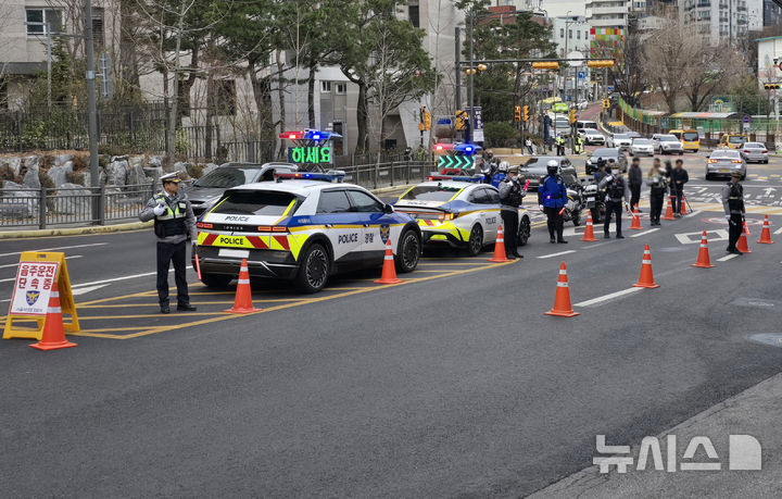 [서울=뉴시스]서울경찰청이 등·하굣길 학생을 보호하기 위해 어린이보호구역 집중 단속에 나섰다. 9일 서울경찰청은 매주 등·하굣길 어린이보호구역 집중 단속으로 어린이 안전을 위협하는 법규 위반 행위 단속을 강화하고 있다고 밝혔다. 사진은 서울 시내의 한 초등학교 앞에서 법규 위반 행위를 단속하는 모습. (사진=서울경찰청 제공) 2025.04.09. photo@newsis.com