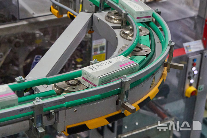 [서울=뉴시스] 한국필립모리스 양산 공장 내 센티아 패커 장비 공정에서 보루 단위로 포장된 모습. (사진= 한국필립모리스 제공) photo@newsis.com