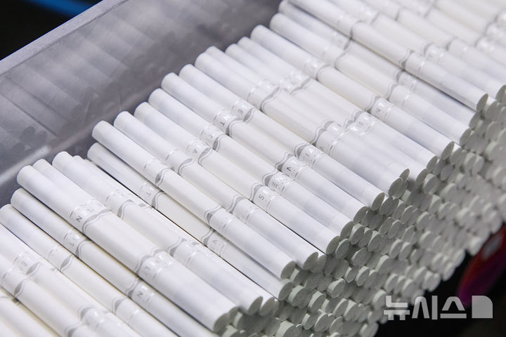 [서울=뉴시스] 한국필립모리스 양산 공장의 센티아 스틱 컴바이너 공정 과정에서 '더블 스틱' 상태의 모습. 더블 스틱 상태의 제품은 반으로 절단된 후 포장 장비인 패커로 이동된다. (사진= 한국필립모리스 제공) photo@newsis.com
