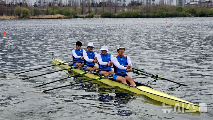 [용인=뉴시스]제67회 전국조정선수권대회 남자 일반부 쿼드러플스컬에서 우승한 용인시 조정팀(사진=용인시 제공) 2025.04.09. photo@newsis.com
