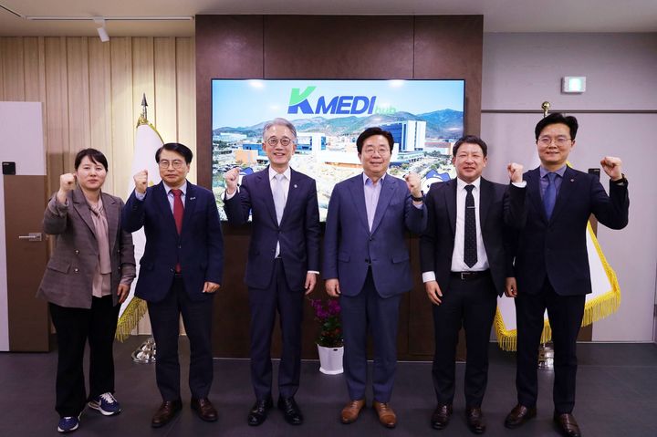 (가운데 왼쪽)박구선 케이메디허브 이사장, (가운데 오른쪽)심기봉 덴티스 대표이사. (사진=덴티스) *재판매 및 DB 금지