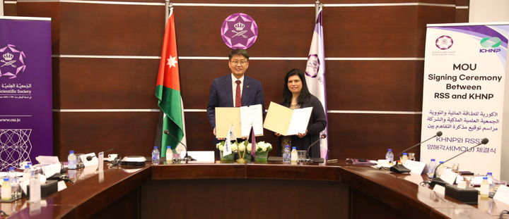 [세종=뉴시스]한국수력원자력이 8일(현지시간) 우라늄 자원화 국제 협력 강화를 위해 요르단 현지에서 요르단 최대 응용 연구기관인 '요르단 왕립 과학원(RSS)' 과 양해각서(MOU)를 체결했다. 왼쪽부터 신호철 한국수력원자력 중앙연구원장, 요르단 공주인 수마야 빈트 엘 하산 RSS 회장. (사진=한국수력원자력 제공) *재판매 및 DB 금지