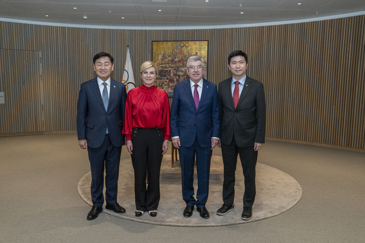 [서울=뉴시스] 대한체육회, 전북특별자치도, 문화체육관광부가 스위스 로잔의 국제올림픽위원회(IOC) 본부를 공식 방문했다. (사진 = 대한체육회 제공) *재판매 및 DB 금지