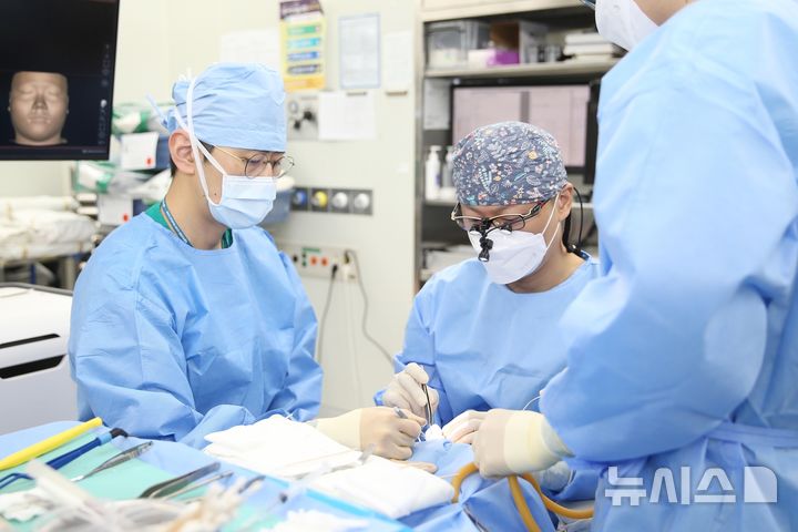 [서울=뉴시스]서울아산병원 안과 사호석 교수가 안와골절 환자에게 맞춤형 3D 인공뼈 삽입 수술을 시행하고 있다. (사진= 서울아산병원 제공) 2025.04.09. photo@newsis.com. 
