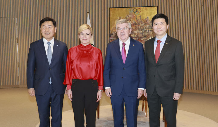 [전주=뉴시스] 최정규 기자 = 왼쪽부터 김관영 전북지사, 콜린다 그라바르 키타로비치 미래유치위원장, 토마스 바흐 IOC위원장, 유승민 대한체육회장(사진=전북자치도 제공)2025.04.09. *재판매 및 DB 금지