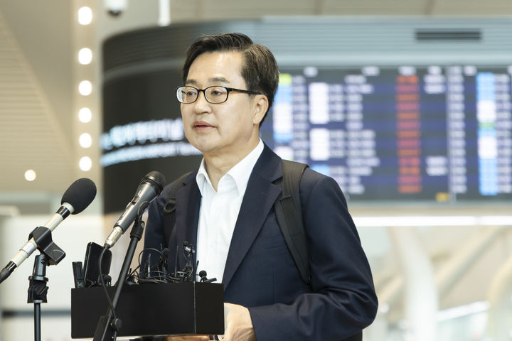 [수원=뉴시스] 김동연 경기도지사가 9일 오전 인천국제공항 제2터미널 출국장 K카운터에서 제21대 대통령 선거 출마를 공식 선언하고 있다. 2025.04.09. photo@newsis.com *재판매 및 DB 금지