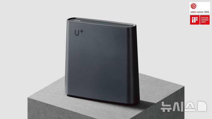 [서울=뉴시스]LG유플러스는 자사의 차세대 와이파이 공유기 '와이파이7'과 '도어캠'이 레드닷 디자인 어워드 본상을 수상했다고 9일 밝혔다. 사진은 레드닷 어워드에서 수상한 와이파이7 공유기의 모습. (사진=LG유플러스 제공)