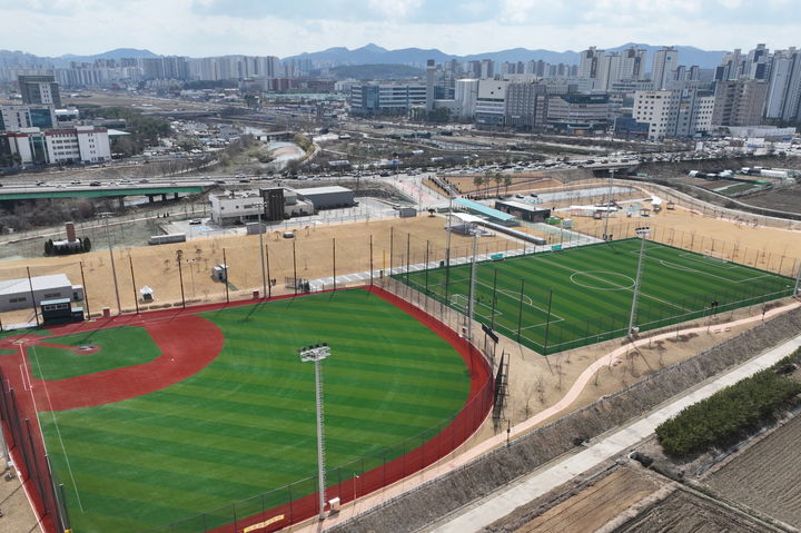 [수원=뉴시스] 황구지천생태수자원센터 체육공원 전경. (사진=수원시 제공) 2025.04.09. photo@newsis.com *재판매 및 DB 금지