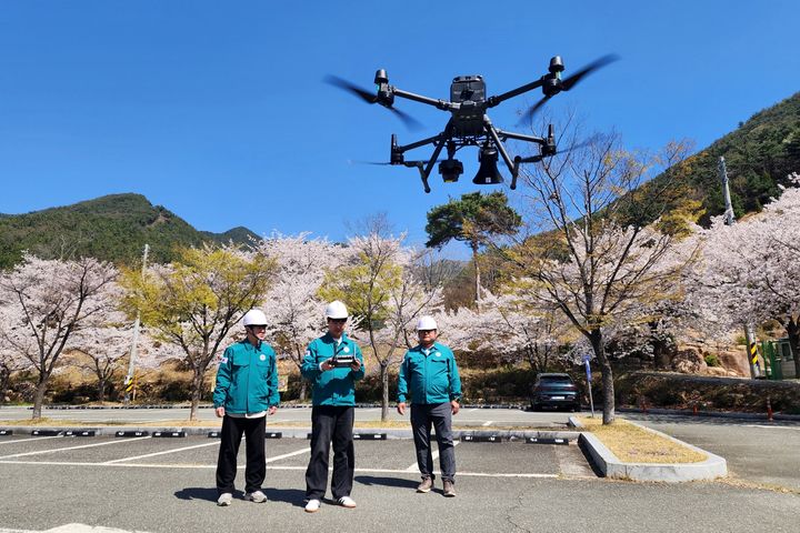 [창녕=뉴시스] 경남 창녕군 창녕읍 화왕산 자하곡 주차장에서 공무원이 드론을 운영하고 있다. (사진= 창녕군 제공) 2025.04.09. photo@newsis.com *재판매 및 DB 금지