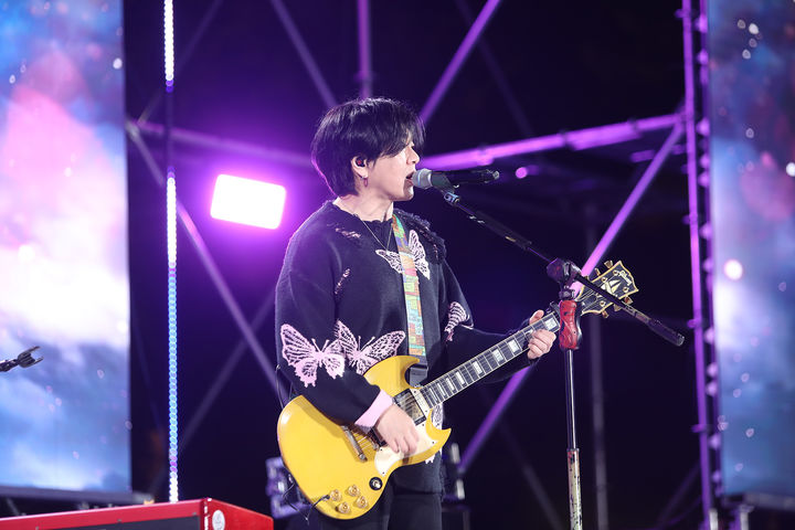 [서울=뉴시스] 딜라이브는 지난달 29일부터 이달 1일까지 전남 진도에서 열린 '제45회 진도 신비의 바닷길 축제' 운영 대행사로 행사를 개최했다고 9일 밝혔다. 사진은 행사 마지막날 미라클 콘서트에 출연한 윤도현 밴드 공연 모습. (사진=딜라이브 제공) 2025.04.09. photo@newsis.com *재판매 및 DB 금지