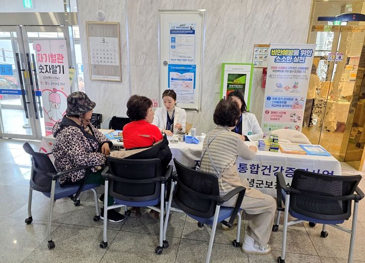 [창녕=뉴시스] 군립수영장 방문객들이 금연클리닉을 이용하고 있다. (사진=창녕군 제공) 2025.04.09. photo@newsis.com *재판매 및 DB 금지