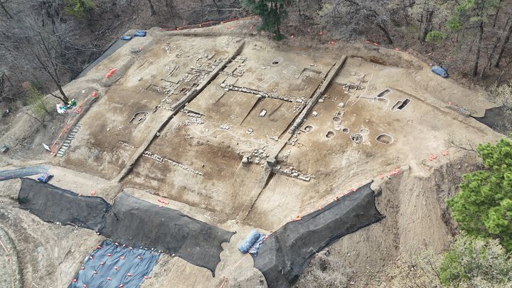 [청주=뉴시스] 충북 청주시 흥덕구 운천근린공원 조성사업 부지에서 발견된 고려~조선시대 건축유적. (사진=청주시 제공) 2025.04.09. photo@newsis.com *재판매 및 DB 금지