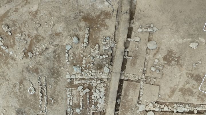 [청주=뉴시스] 충북 청주시 흥덕구 운천근린공원 조성사업 부지에서 발견된 고려~조선시대 건축유적. (사진=청주시 제공) 2025.04.09. photo@newsis.com *재판매 및 DB 금지