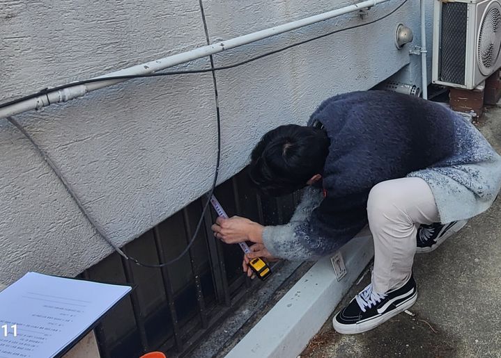 [대전=뉴시스] 조명휘 기자 = 대전 서구청 직원이 반지하 방범창 설치가 필요한 가구에 대해 조사하고 있다. (사진= 서구청 제공) 2025.04.09. photo@newsis.com *재판매 및 DB 금지