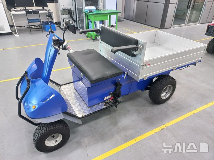 [제주=뉴시스] 전기차 사용후 배터리를 장착한 농기구. (사진=제주도 제공) photo@newsis.com