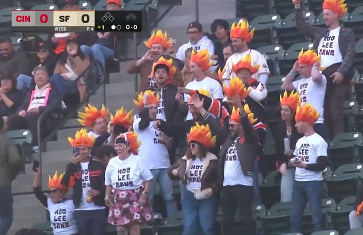 [서울=뉴시스] 이정후의 팬클럽인 후리건스. (사진 = NBC 스포츠 중계 캡처) *재판매 및 DB 금지