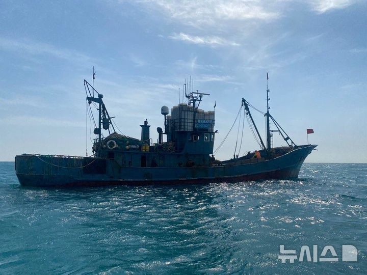 [제주=뉴시스] 남해어업관리단이 지난 7일 오후 제주 서귀포시 마라도 해상에서 불법 조업 중국어선을 적발해 조사하고 있다. (사진=남해어업관리단 제공) 2025.04.09. photo@newsis.com
