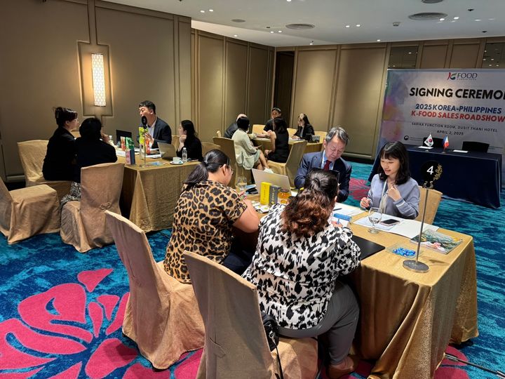 [세종=뉴시스] 농림축산식품부와 한국농수산식품유통공사(aT)는 지난 1일부터 4일까지 필리핀 마닐라에서 ‘K-푸드 세일즈로드쇼’를 개최하고 총 73억원 규모의 수출 상담 성과를 거뒀다고 9일 밝혔다. (사진=aT 제공) 2025.04.09. photo@newsis.com *재판매 및 DB 금지