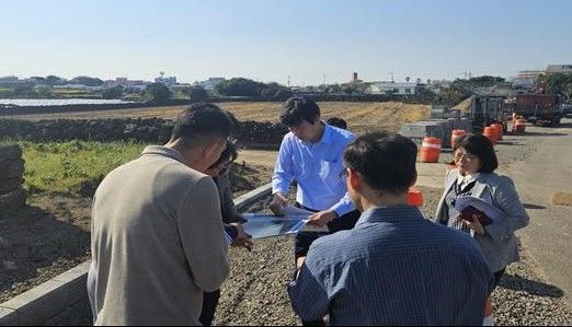 [제주=뉴시스] 침수피해가 발생하는 제주시 구좌읍 세화리 지역에서 관계 공무원 등이 우수유출저감시설 설치에 따른 현장 조사를 하고 있다. (사진=제주도 제공) photo@newsis.com *재판매 및 DB 금지