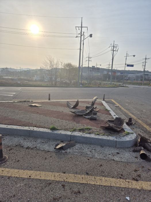 [서산=뉴시스] 지난 8일 오후 8시30분께 서산시 성연면 테크노벨리교차로에서 발생한 교통사고 현장. (사진=성연면 제공) 2025.04.09. photo@newsis.com *재판매 및 DB 금지