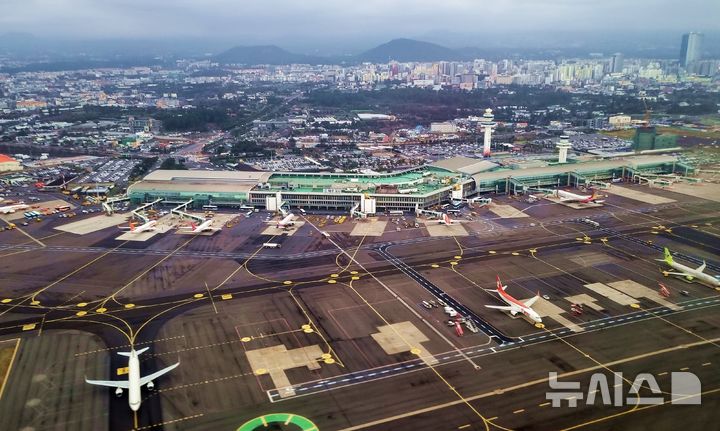 [제주=뉴시스] 우장호 기자 = 상공에서 바라본 제주국제공항 모습. (사진=뉴시스DB) woo1223@newsis.com *재판매 및 DB 금지