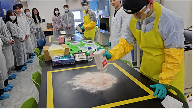 [서울=뉴시스] 한국식품안전관리인증원은 지난 21일에 충북 청주시 본원에서 충북대학교 식품생명공학과 학생 34명을 대상으로 '실습형 안전관리 우수연구실 견학 프로그램'을 성공적으로 마쳤다고 9일 밝혔다. (사진=해썹인증원 제공) 2025.04.09. photo@newsis.com *재판매 및 DB 금지