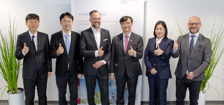 [대전=뉴시스] 임기근 조달청장(오른쪽서 세번째)이 8일 오스트리아 연방조달공사 마틴 레돌터(Martin S. Ledolter) 사장(오른쪽서 네번째)과 양자회의를 마치고 양기관 관계자들과 기념촬영을 하고 있다.(사진=조달청 제공) *재판매 및 DB 금지