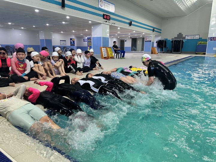 [광주=뉴시스] 광주시교육청 학생교육문화회관 생존 수영 교실. (사진=시교육청 제공) photo@newsis.com  *재판매 및 DB 금지