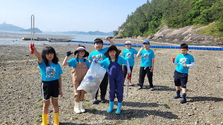 [진도=뉴시스] 진도초 갯벌 플로깅. (자료사진 = 전남교육청 제공). 2025.04.09. photo@newsis.com *재판매 및 DB 금지