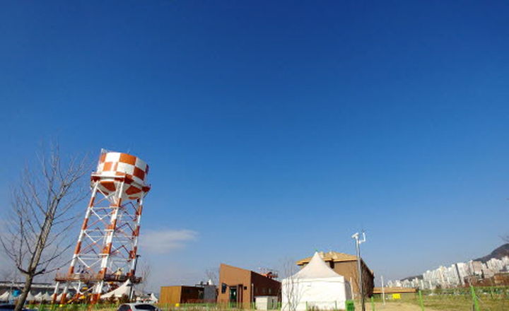 [춘천=뉴시스]9일 강원특별자치도 감사위원회는 지난 3월 26일부터 3일간 춘천시를 대상으로 실시한 기후대응 도시숲 조성사업에 대한 조사 결과, 도시숲 조성사업 추진과정에서 도시재생 혁신지구와 사업대상지가 중복됨에 따라 국비 20억 원을 반납한 것으로 확인됐다. 고 밝혔다. 사진은 춘천 구 캠프페이지. 강원특별자치도 제공. *재판매 및 DB 금지