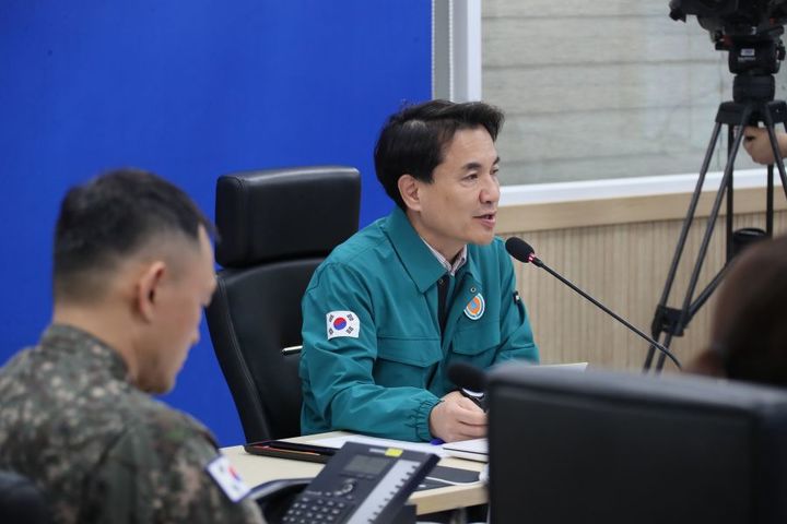 [춘천=뉴시스] 9일 김진태 강원특별자치도지사는 이날 오전 도 재난안전대책본부 회의실에서 북한군 군사분계선 침범 관련, 긴급 안보대책 회의를 주재했다 고 밝혔다. 강원특별자치도 제공. *재판매 및 DB 금지