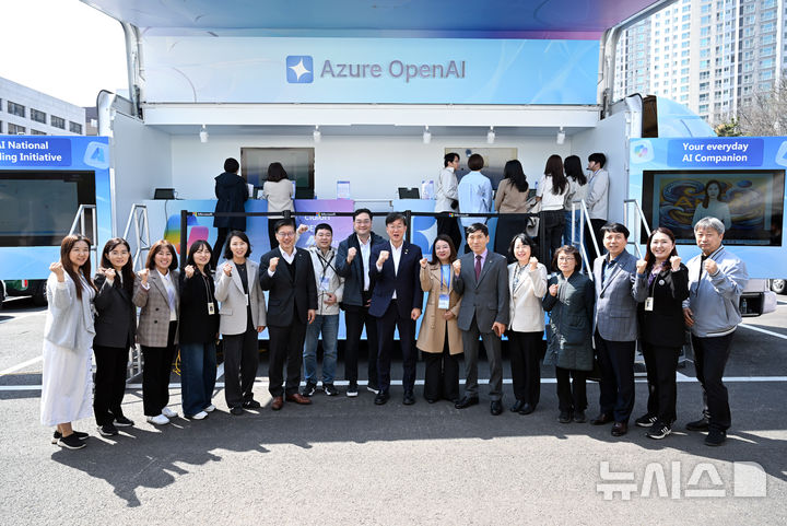 [안산=뉴시스]이민근 안산시장(사진 가운데)과 마이크로소프트 관계자 등이 'AI 솔루션 체험' 행사를 마치고 기념촬영을 하고 있다.(사진=안산시 제공)2025.04.09.photo@newsis.com