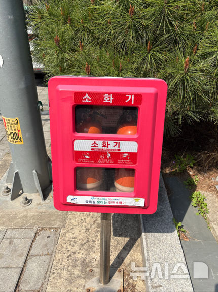 [안산=뉴시스]안산시에 설치된 보이는 소화기함 사진.(사진=안산시 제공)2025.04.09.photo@newsis.com