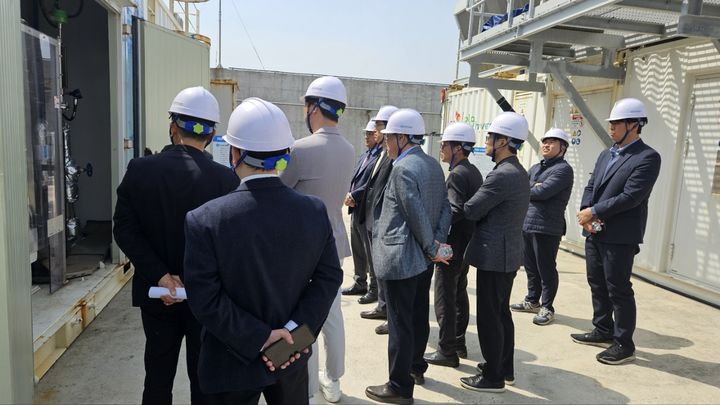 [제주=뉴시스] 제주도와 국토교통부, 국토교통과학기술진흥원 관계자들이 9일 오전 제주시 구좌읍 행원리지역 풍력발전단지 등에서 수소시범단지 실증사업 현장 점검을 하고 있다. (사진=제주도 제공) 2025.04.09. photo@newsis.com *재판매 및 DB 금지