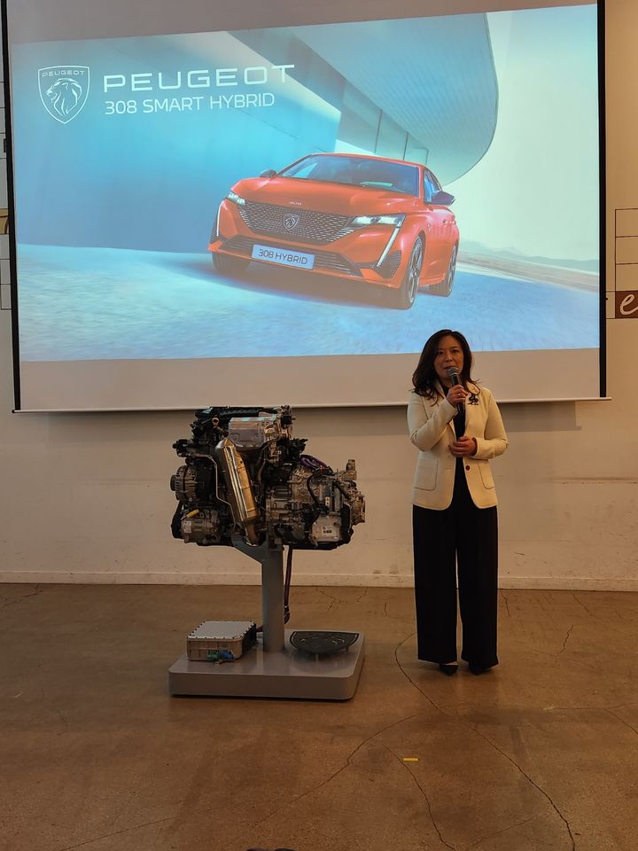 [서울=뉴시스] 방실 스텔란티스코리아 대표가 9일 서울 강남구 그라운드 비에서 푸조 308 스마트 하이브리드의 경쟁력에 대해 설명하고 있다. (사진=이창훈 기자) 2025.04.09 photo@newsis.com *재판매 및 DB 금지 *재판매 및 DB 금지