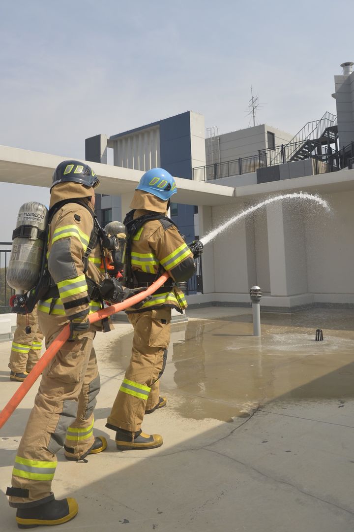 [대구=뉴시스] 대구 수성소방서는 고층 건축물에서 현장 대응능력 향상을 위한 훈련을 실시했다. (사진 = 대구 수성소방서 제공) 2025.04.09. photo@newsis.com *재판매 및 DB 금지