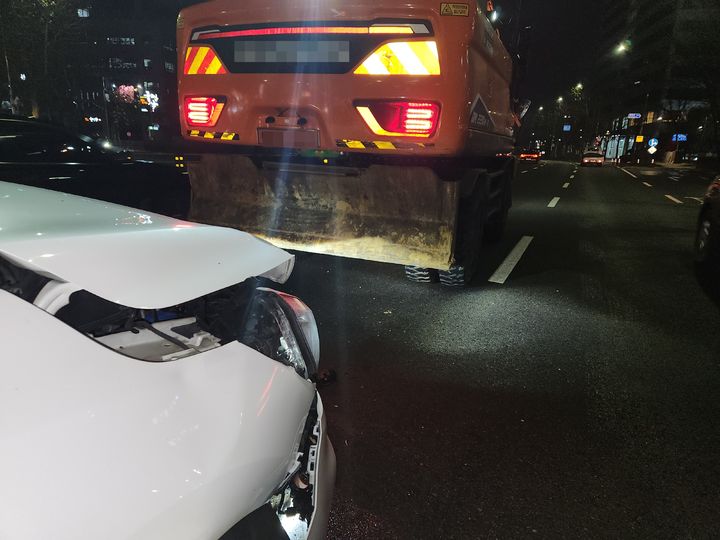 [서울=뉴시스] 서울 마포경찰서는 여객자동차 운수사업법 위반(자가용유상운송 및 알선) 등 혐의로 여행사 대표 2명과 운전자 61명을 지난달 말 불구속 송치했다고 9일 밝혔다. 사진은 지난 2023년 12월27일 마포구 마포대로에서 불법 영업 중 발생한 사망사고 당시 모습. 2025.04.09. photo@newsis.com *재판매 및 DB 금지