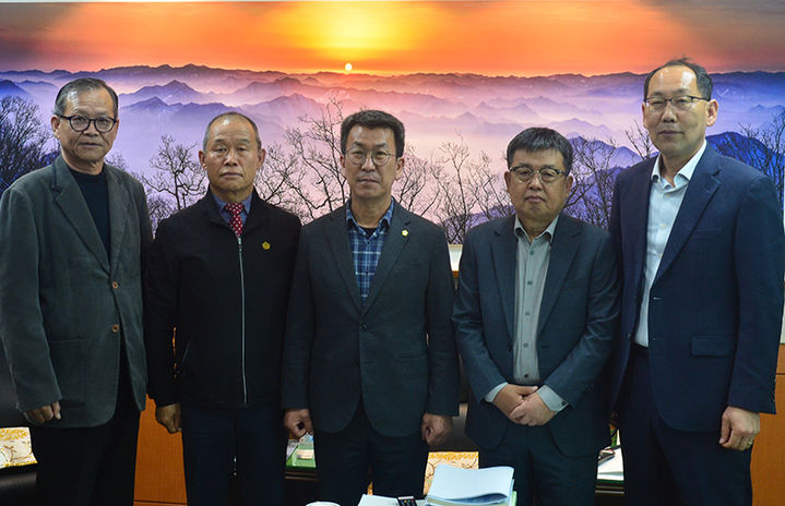 정선군의회 전영기 의장은 9일 의장실에서 2024회계연도 세입․세출 결산검사 위원 4명에게 위촉장을 수여하고 있다.(사진=정선군 제공) *재판매 및 DB 금지