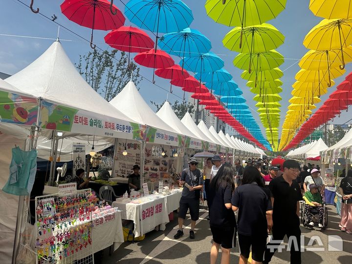[광주(경기)=뉴시스] 광주시가 ‘제23회 퇴촌토마토거리축제’ 부스 운영자를 모집한다. 사진은 지난해 열린 토마토축제(사진=광주시 제공) 2025.04.09.photo@newsis.com