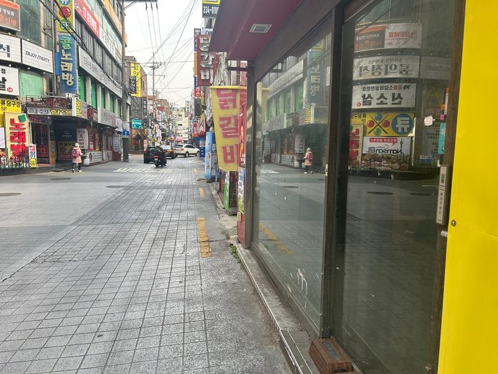 [서울=뉴시스]이지민 수습 기자=9일 오전 찾은 서울 서대문구 신촌동 연세대 인근 거리가 한산하다. 2024.04.09 ezmin@newsis.com *재판매 및 DB 금지